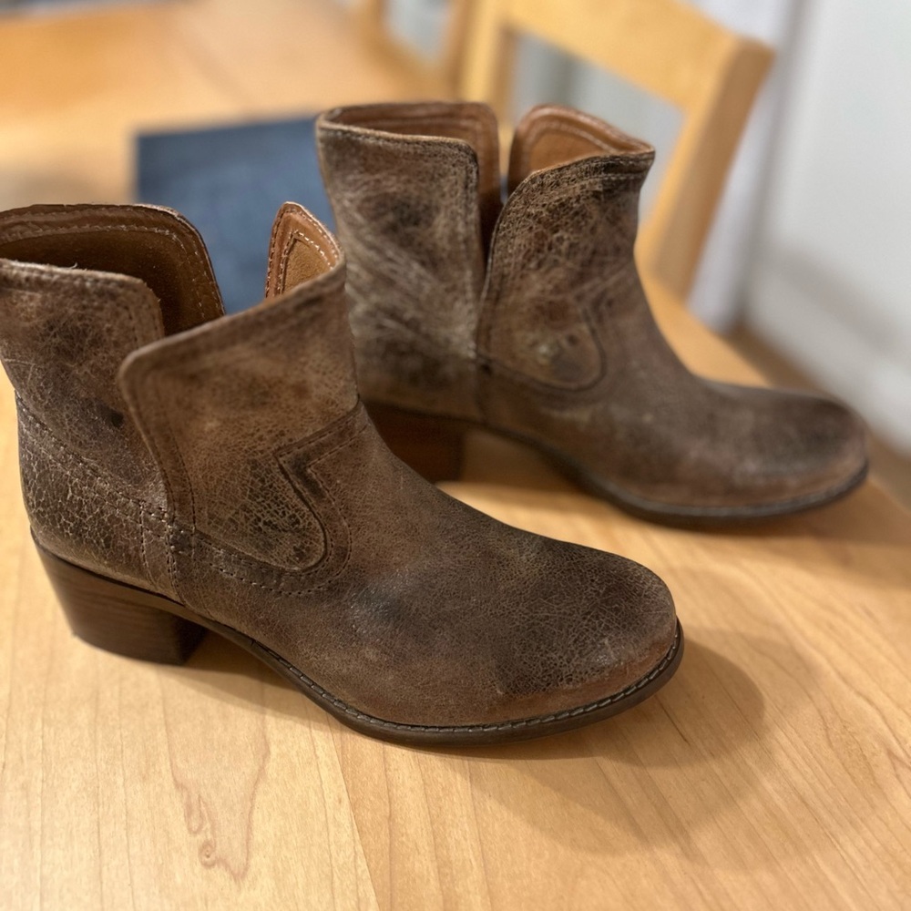 Diba True Walnut Grove Bootie. Tan Vintage Leather.  Size 7